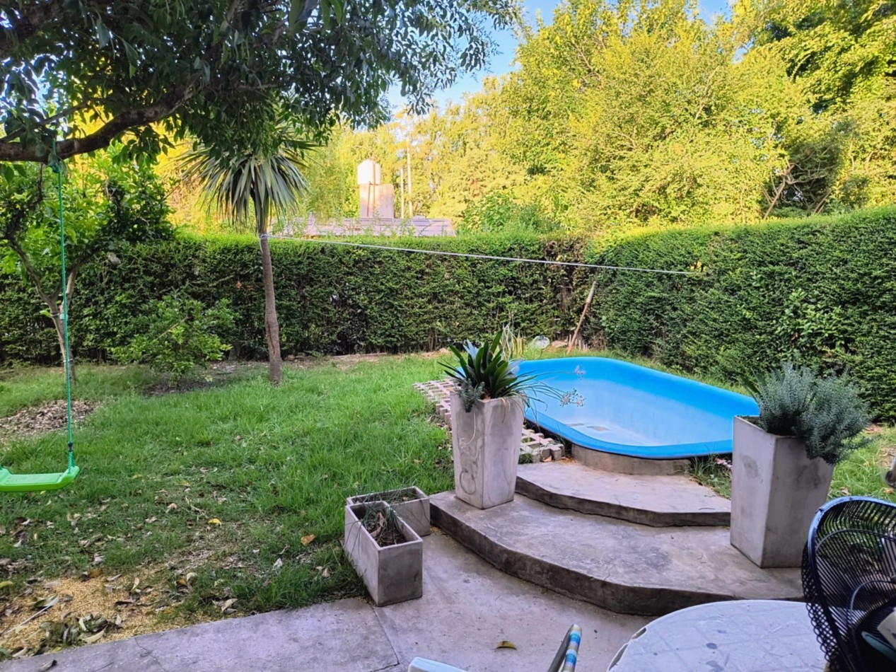 CASA EN VENTA CON PILETA BARRIO VILLA ALPINA 2