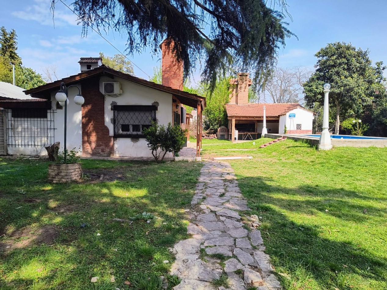 CASA CON PILETA BARRIO PERUZOTTI