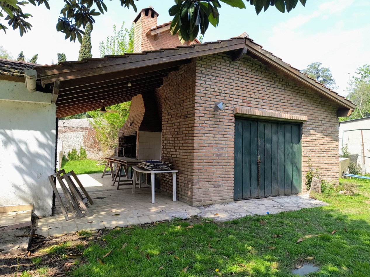 CASA CON PILETA BARRIO PERUZOTTI