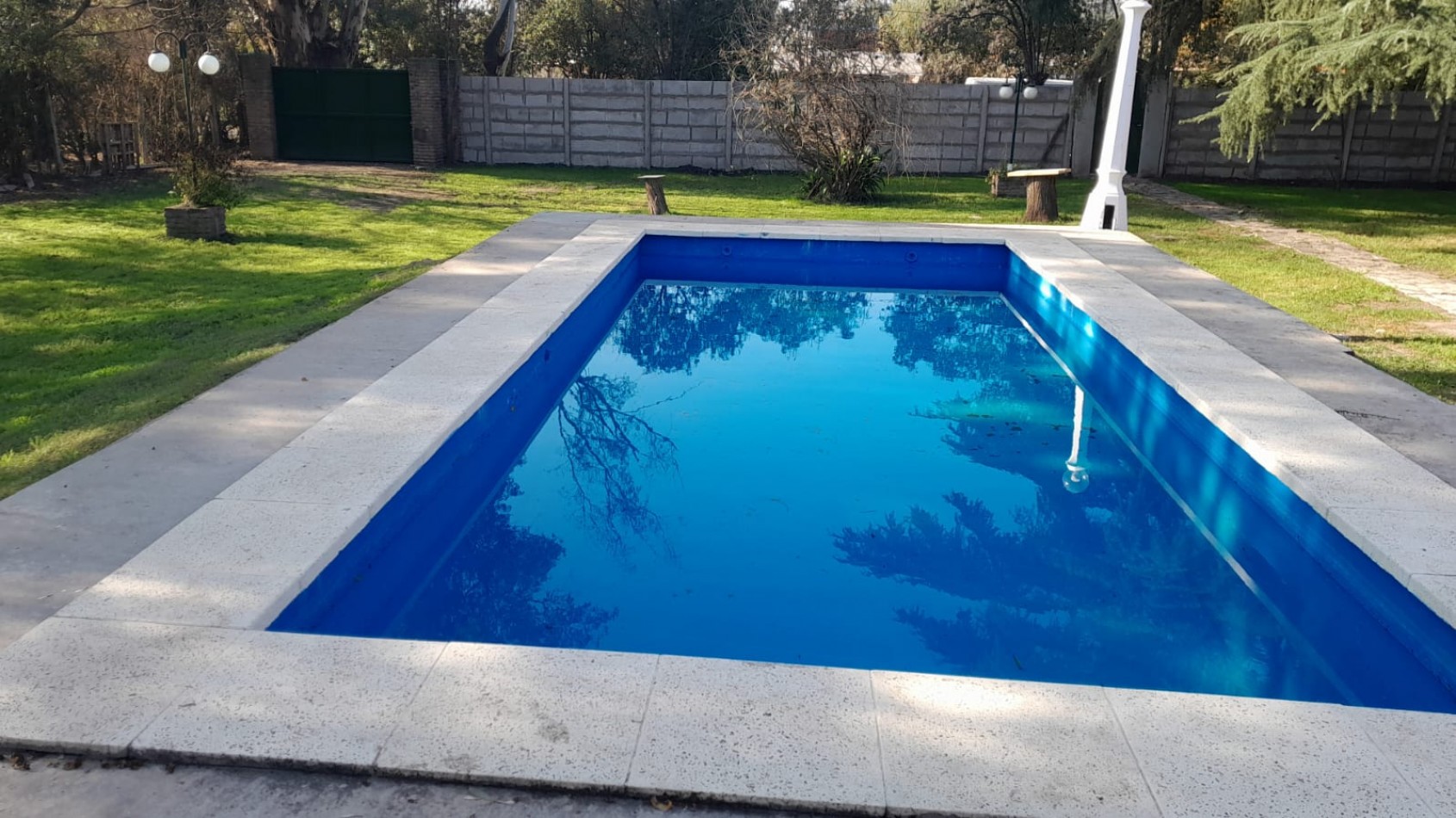 CASA CON PILETA BARRIO PERUZOTTI
