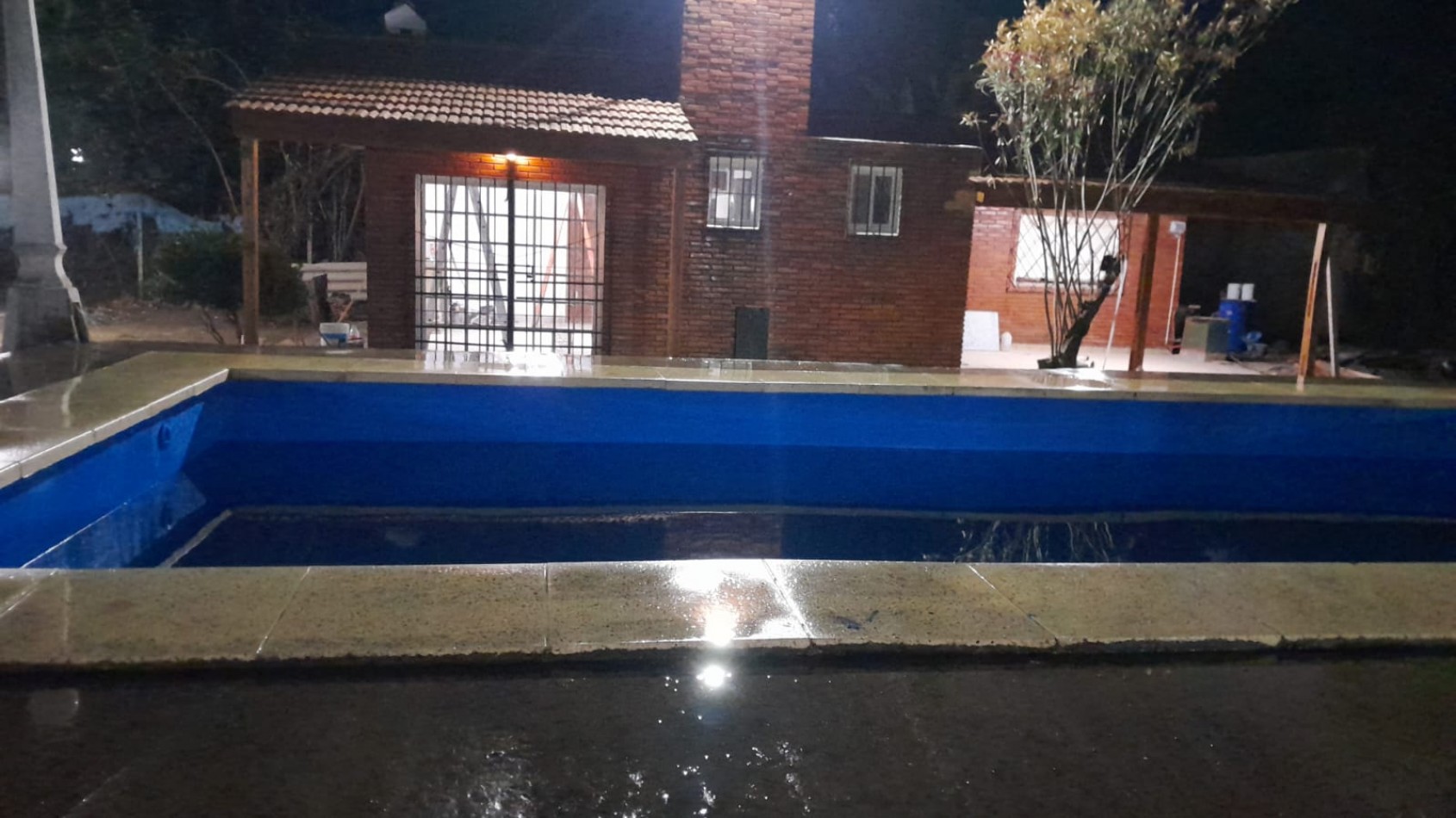 CASA CON PILETA BARRIO PERUZOTTI